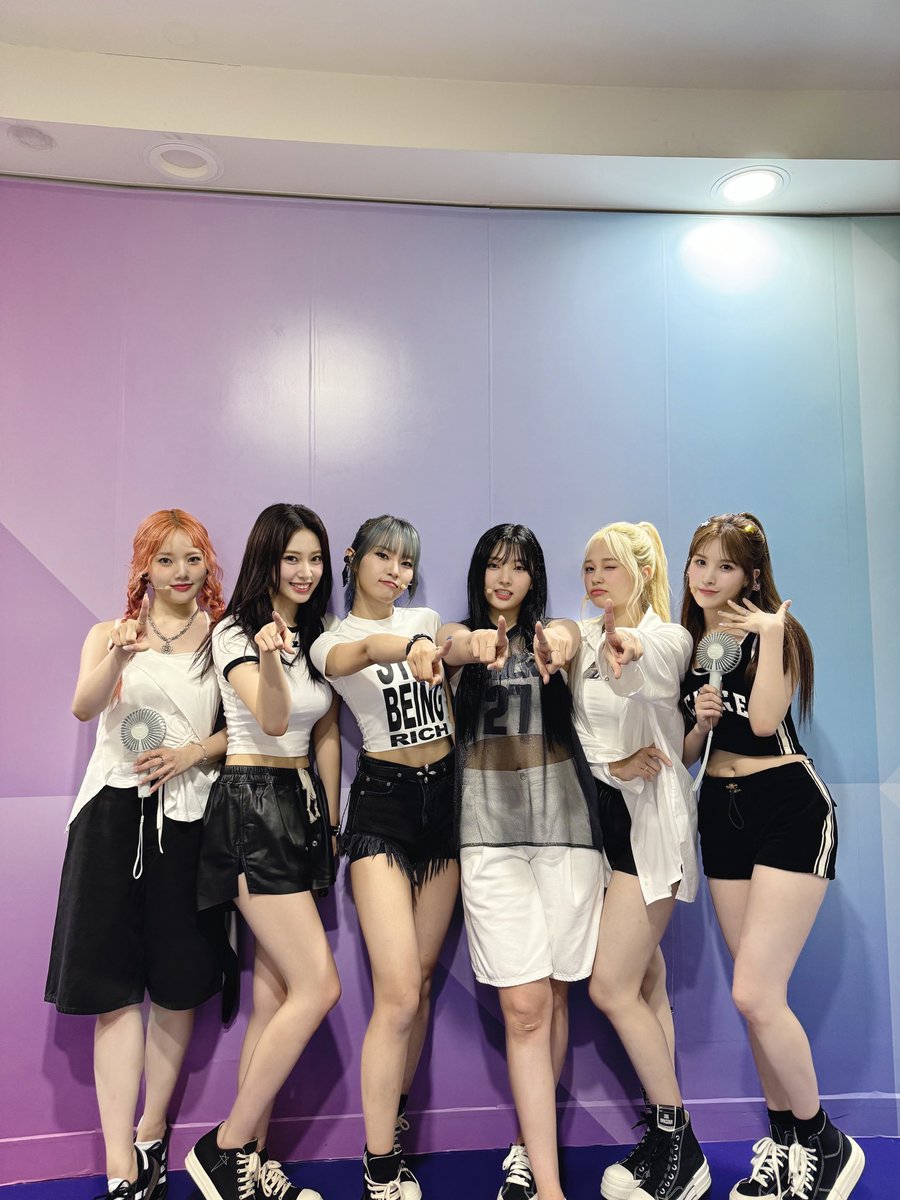 240717 With #쇼챔피언

흐린 날이지만 데일리들의 힘찬 응원과 함께라
위클리는 오늘도 청량함 가득 채운 무대 완료! ☀💕
내일도 위클리와 LIGHTS ON! 함께해요 ٩(˙ᵕ˙⑅๑) ♡

#위클리 #Weeekly
#Bliss #LIGHTS_ON 
#Weeekly_LIGHTS_ON