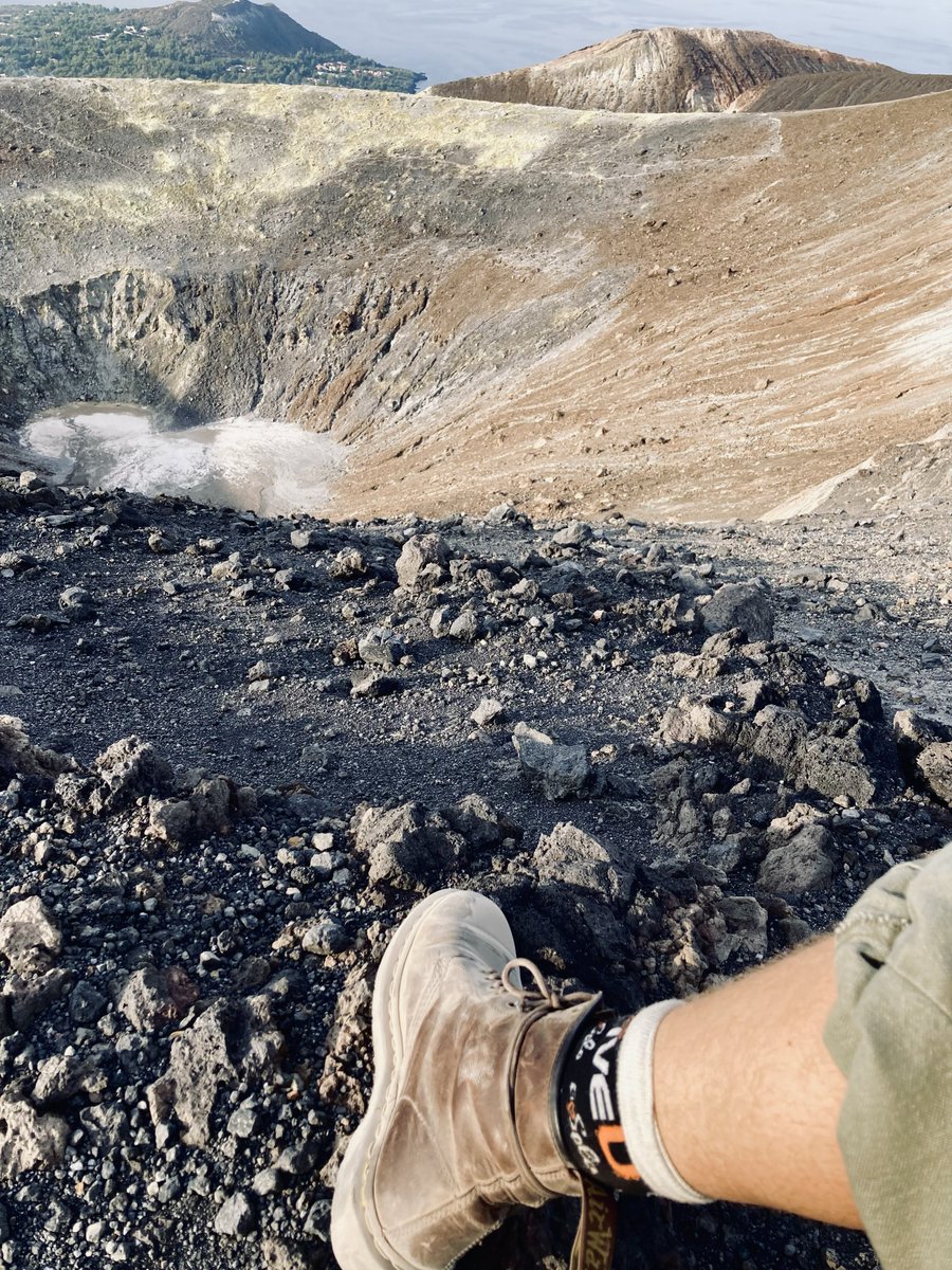 gaspard__tv's tweet photo. Avant la fin de l'Odysée de Grain de Sel et l'annonce qui devrait bouleverser le Twitch Game, on vous propose une nouvelle ascension sur un volcan. Fumées toxiques sur fond de mer turquoise, demain on explore Vulcano sur @TwitchFR !
(Et oui, je vais porter mes chaussettes @LiveU) https://t.co/QorC1tNmdw