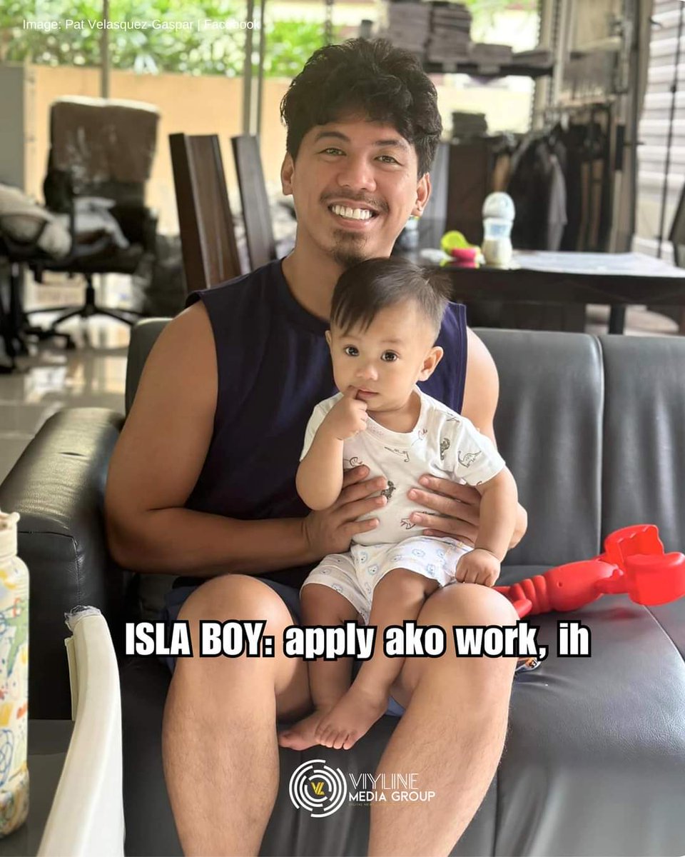 VL_MediaGroup's tweet photo. "Tito Cocon, hiring po ba sa WheelZ on the South? Hanap kasi siya work iiih!" ๐
LOOK: Adorable picture ni Isla boy kasama ang kaniyang Tito Cong TV, kinagiliwan ng netizens dahil sa iconic "Waldo pose" ni Baby Isla!
๐ธ Pat Gaspar | Facebook
#CongTV #IslaBoy #TeamPayaman https://t.co/r37TxOjc9K