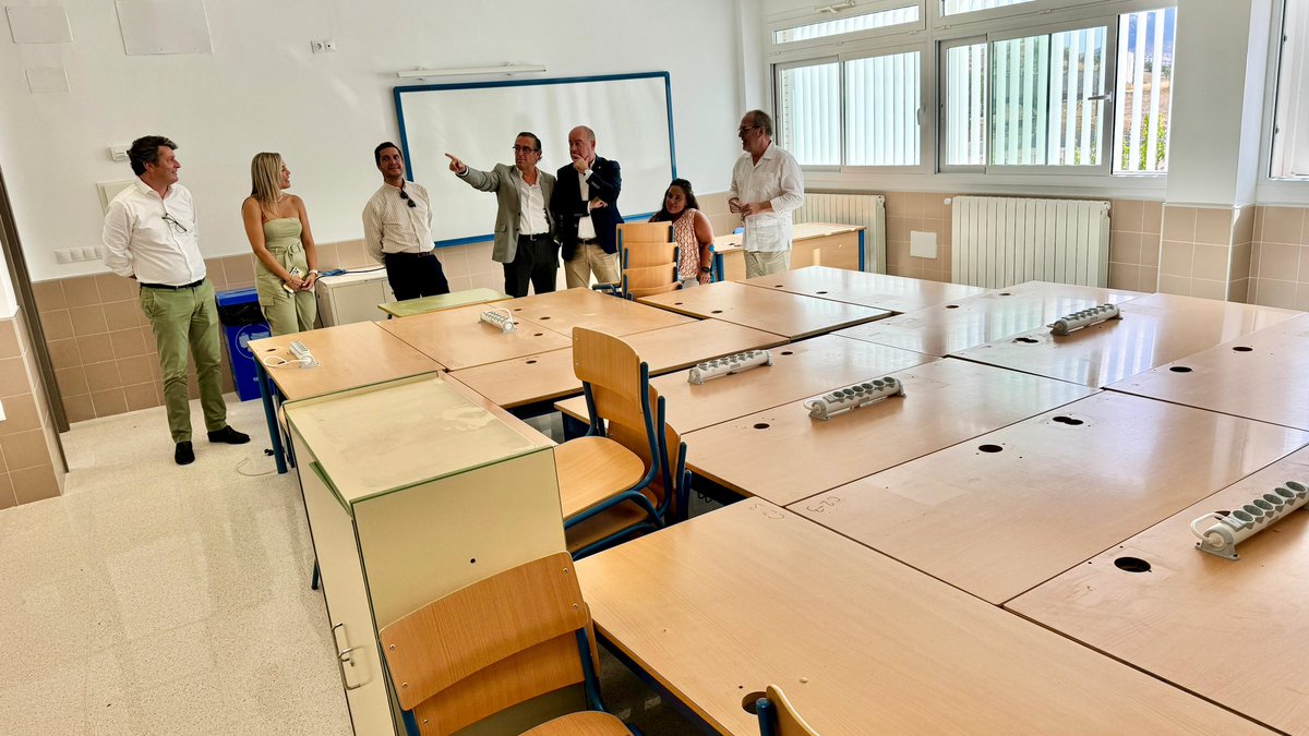 AytoAntequera's tweet photo. 🏢 Nueva apuesta por la mejora educativa de la ciudad con la ampliación del IES José María Fernández

Proyecto
🧱 Obra 900m2
💶 800.000€ inversión

Visita del alcalde @manolo_baron y delegado @Miguel_Briones_ 

🗣️ @manolo_baron
“Invertimos en educación”

#Antequera es #MásCiudad https://t.co/XXrGh5LKrD