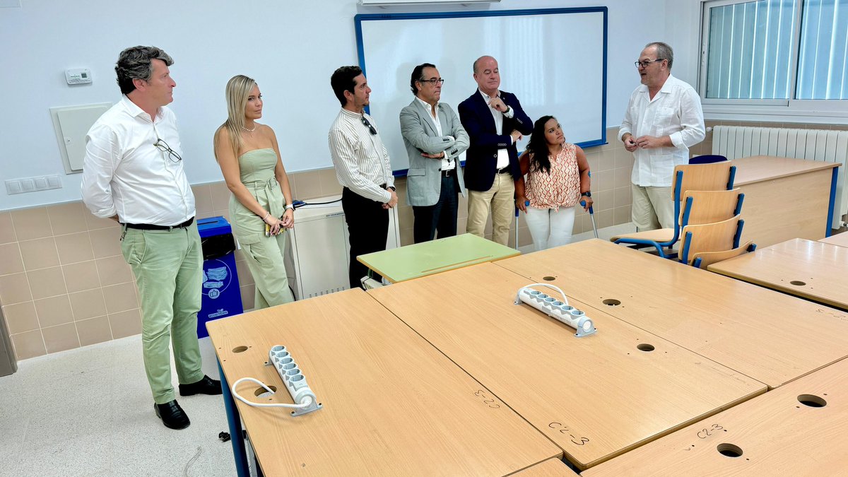 AytoAntequera's tweet photo. 🏢 Nueva apuesta por la mejora educativa de la ciudad con la ampliación del IES José María Fernández

Proyecto
🧱 Obra 900m2
💶 800.000€ inversión

Visita del alcalde @manolo_baron y delegado @Miguel_Briones_ 

🗣️ @manolo_baron
“Invertimos en educación”

#Antequera es #MásCiudad https://t.co/XXrGh5LKrD