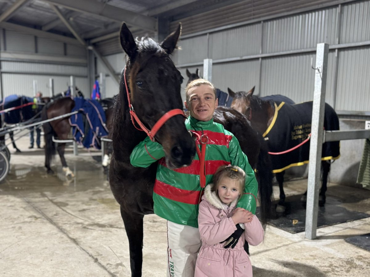 🥇The Peter Bullock trained ZACHARY SHANNON  has taken out the NUTRIEN EQUINE PACE for Travis Bullock.

🥈| A LIL BIT OF LOVE
🥉| HALL CASH

Congratulations 👏