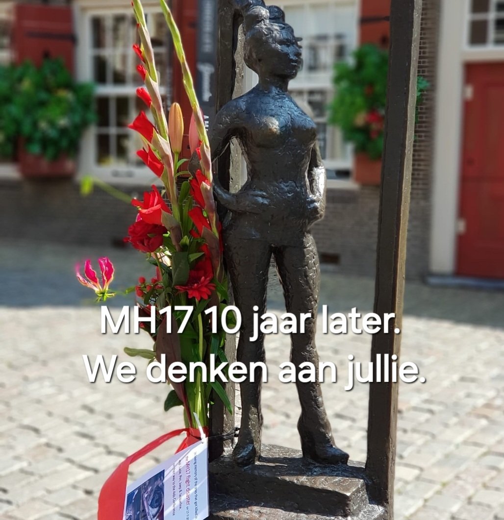 10 jaar alweer. Het verdriet voelt als gisteren. Onze community hard geraakt, ze waren onderweg naar de aidsconferentie. Die dag, of eigenlijk de volgende morgen toen de namen doorkwamen staat in m'n geheugen gegrift.