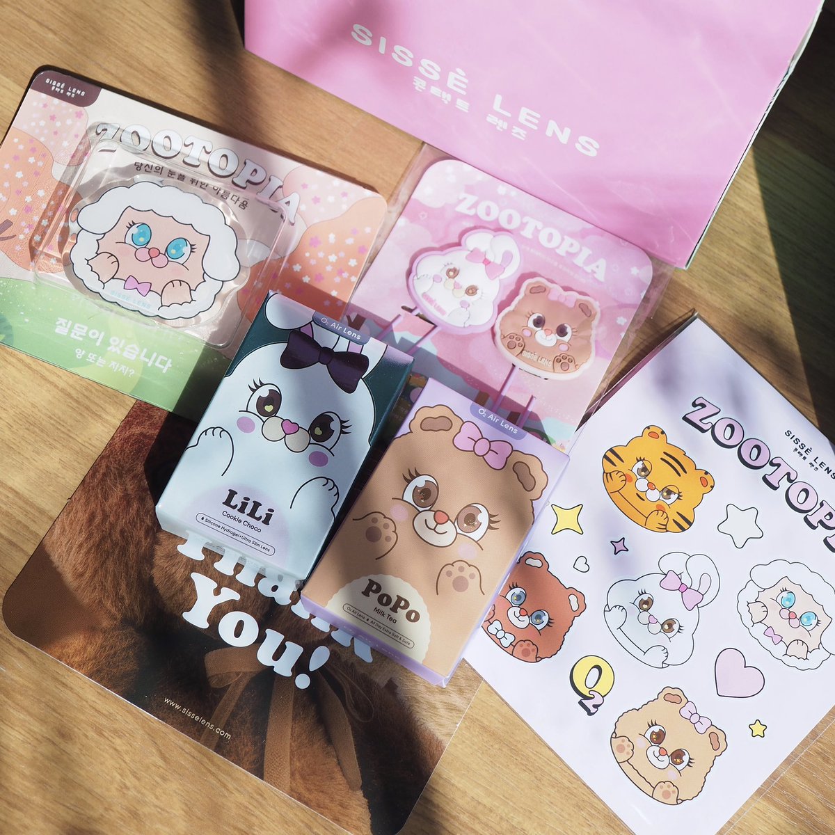 kypreview's tweet photo. SISSE LENS ZOOTOPIA GIFT SET🐯
 เลนส์ยี่ห้อนี้ใครๆก็รู้ว่าสวยแล้วก็ใส่สบายด้วย อันนี้ที่ใส่อยู่คือรุ่นPoPo Milk Tea เลนส์มีความวิ้งคึเบาๆ ตัดขอบแบบละมุน  แล้วดูของแถมดิ ใจเหลววว ดีต่อใจสุบๆๆๆๆ✨🩷🫶🏻

#misslens #sisselens #o2airlens https://t.co/0DAAGXWv3Z