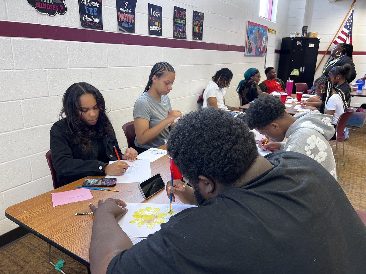 PalBuffalo's tweet image. Our Youth Opportunity Connect youth are working with our new partners @beaufleuvemusicarts to create beautiful art 🖼️ work to express their creativity. Thank you for this unique opportunity! #supportyouth #buffalopal #morethanjustsports