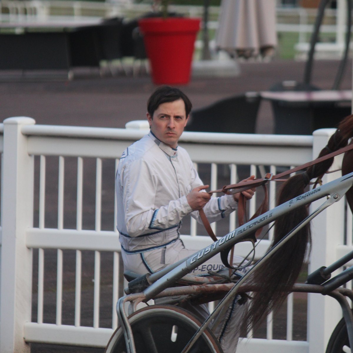 🗓️ MERCREDI 17 JUILLET
📍 Enghien

🐴 706 Gringo Sava (🧤 J.Y. Ricart)

« À Chartres, il s'est montré fautif à moins d'un tour de l'arrivée alors qu'il animait. Selon son jockey, il aurait pu gagner. Il revient bien après avoir été longuement arrêté. »