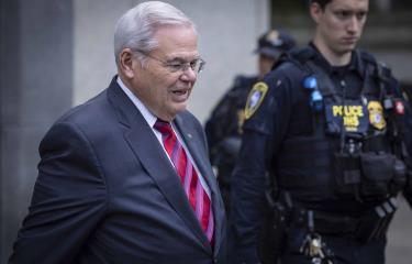 Bob Menéndez, senador demócrata que ha llevado a cabo injerencias contra Cuba y Venezuela, ha sido declarado culpable de 16 cargos por fraude, corrupción y trabajar como agente para los gobiernos de Egipto y Catar a cambio de oro y coches de lujos. Y luego políticos así nos