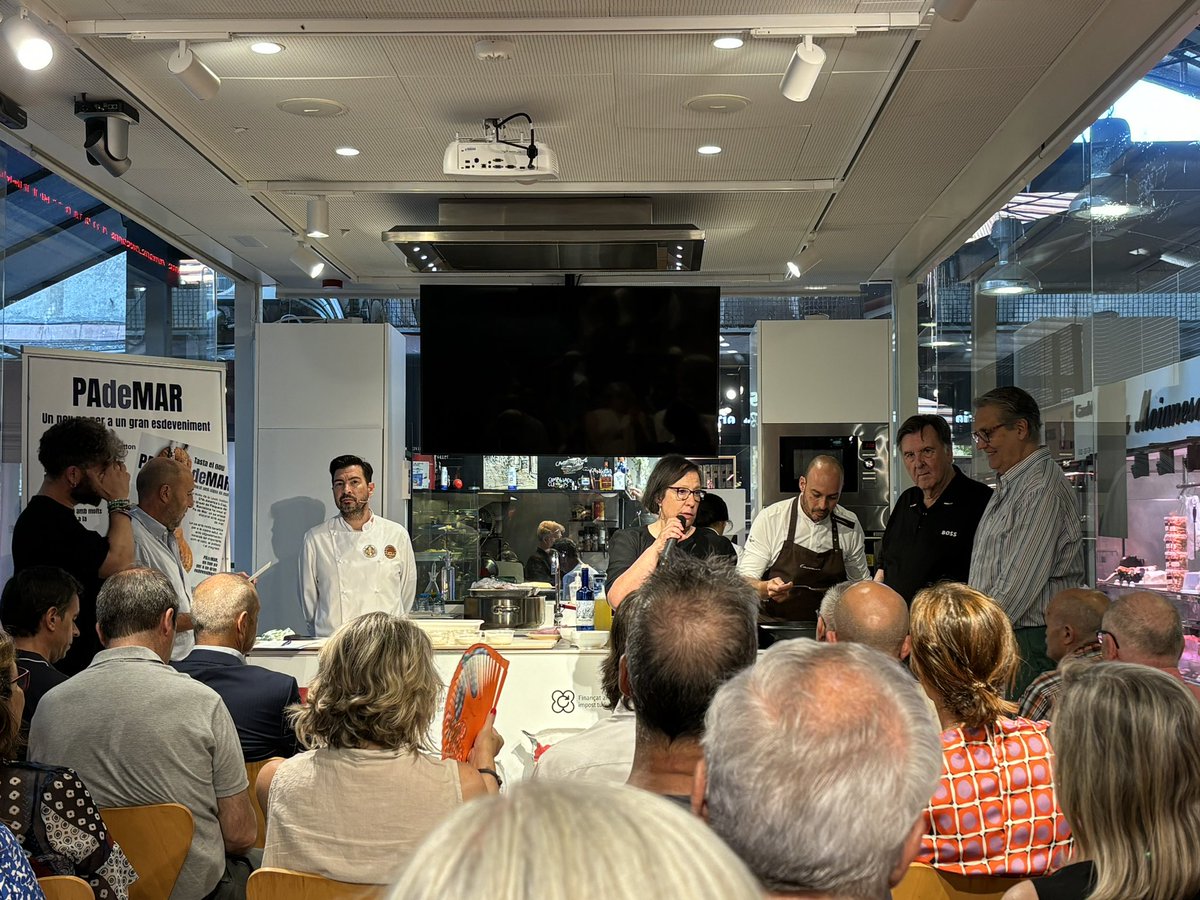Octainvernizzi's tweet photo. Presentació del #PadeMar. Amb la regidora Raquel Gil, el Gremi de Flequers i els representants de la Copa Amèrica.
Gran iniciativa! https://t.co/9GWt1F9dMb