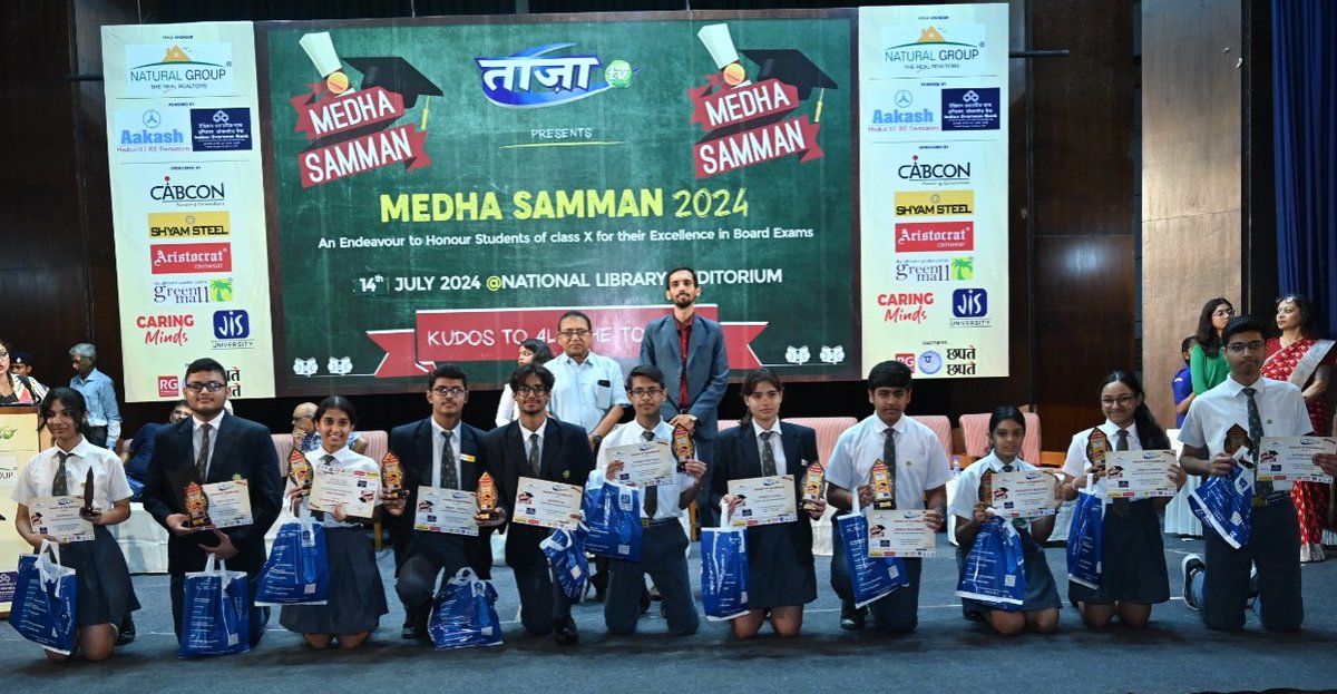 rajeevclasses's tweet image. Got privilege to present awards &amp;amp; certificates to toppers of class - 10 board students, around 1000  students and100 schools at NATIONAL LIBRARY were awarded. I was present as guest, organized by TAAZA TV, MEDHA SAMMAN - 2024 - Rajeev Sir
#taazatv #MedhaSamman #Rajeevclasses