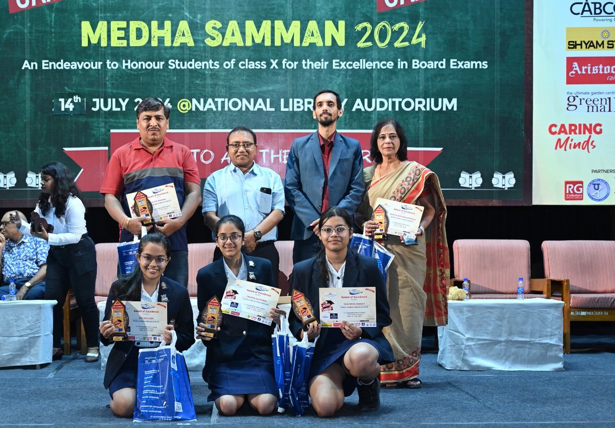 rajeevclasses's tweet image. Got privilege to present awards &amp;amp; certificates to toppers of class - 10 board students, around 1000  students and100 schools at NATIONAL LIBRARY were awarded. I was present as guest, organized by TAAZA TV, MEDHA SAMMAN - 2024 - Rajeev Sir
#taazatv #MedhaSamman #Rajeevclasses