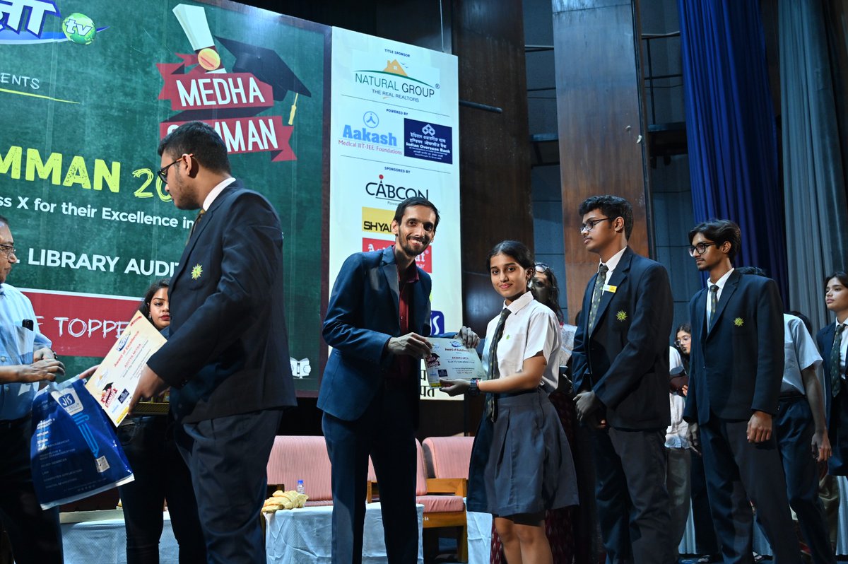rajeevclasses's tweet image. Got privilege to present awards &amp;amp; certificates to toppers of class - 10 board students, around 1000  students and100 schools at NATIONAL LIBRARY were awarded. I was present as guest, organized by TAAZA TV, MEDHA SAMMAN - 2024 - Rajeev Sir
#taazatv #MedhaSamman #Rajeevclasses