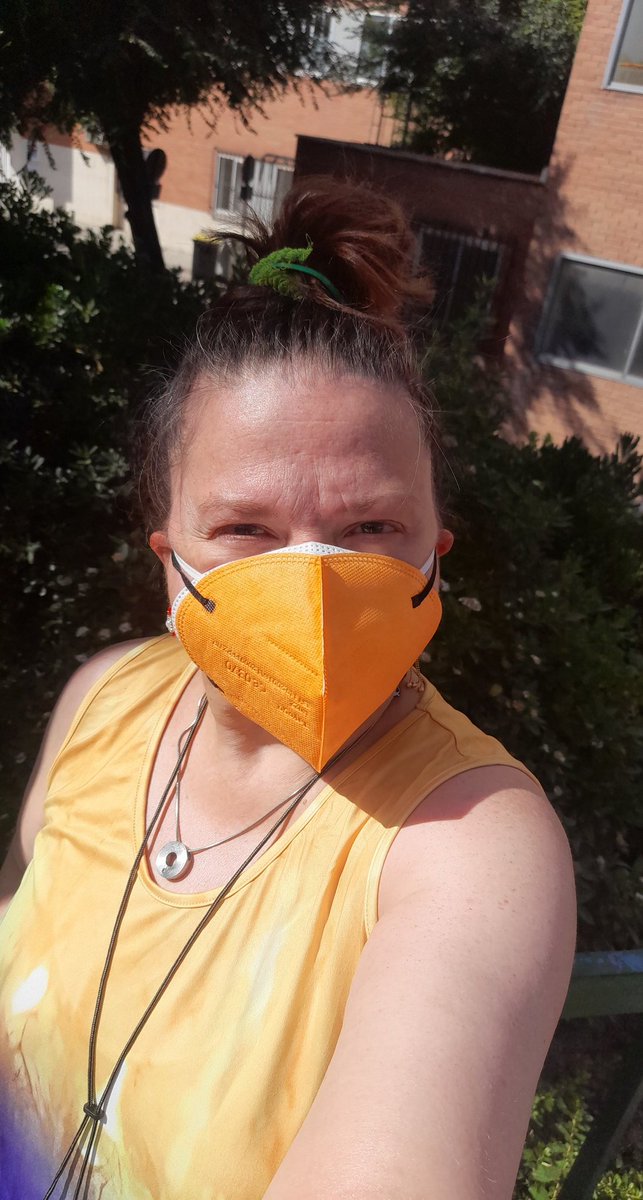 Sbasalo's tweet photo. Hoy visité el #hospital12deoctubremadrid con mis dos mascarillas (conjuntadas con el vestido todo hay que decirlo, qué bien me quedan) y voy a obviar el hecho de que casi nadie lleva mascarilla dentro del hospital porque me ha dicho que estoy muy bien y me ha dado tanta alegría https://t.co/p0H7zr6dwK