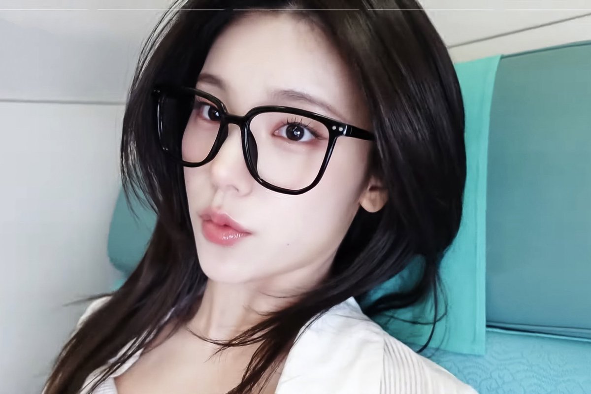 yeji_freedomfry's tweet photo. YEJI WEARING GLASSES  👓 https://t.co/pzp1P17zOW
