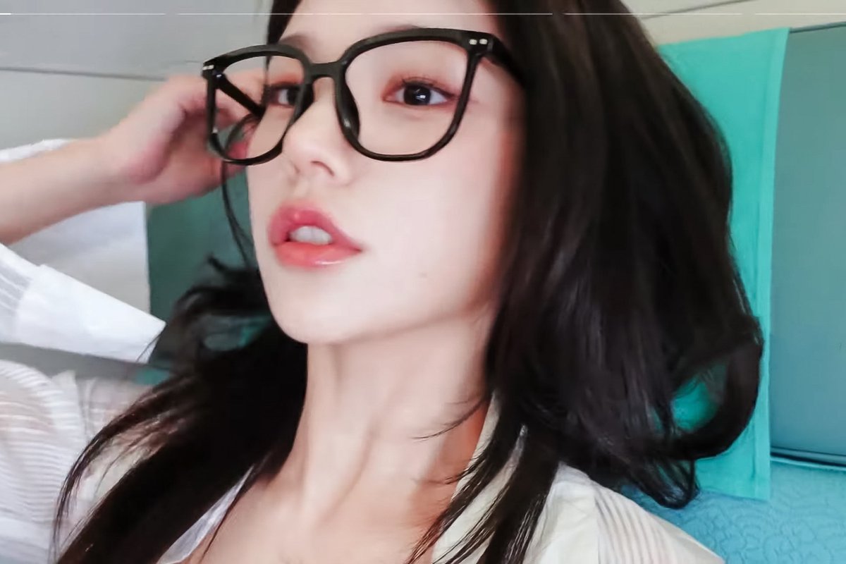 YEJI WEARING GLASSES  👓
