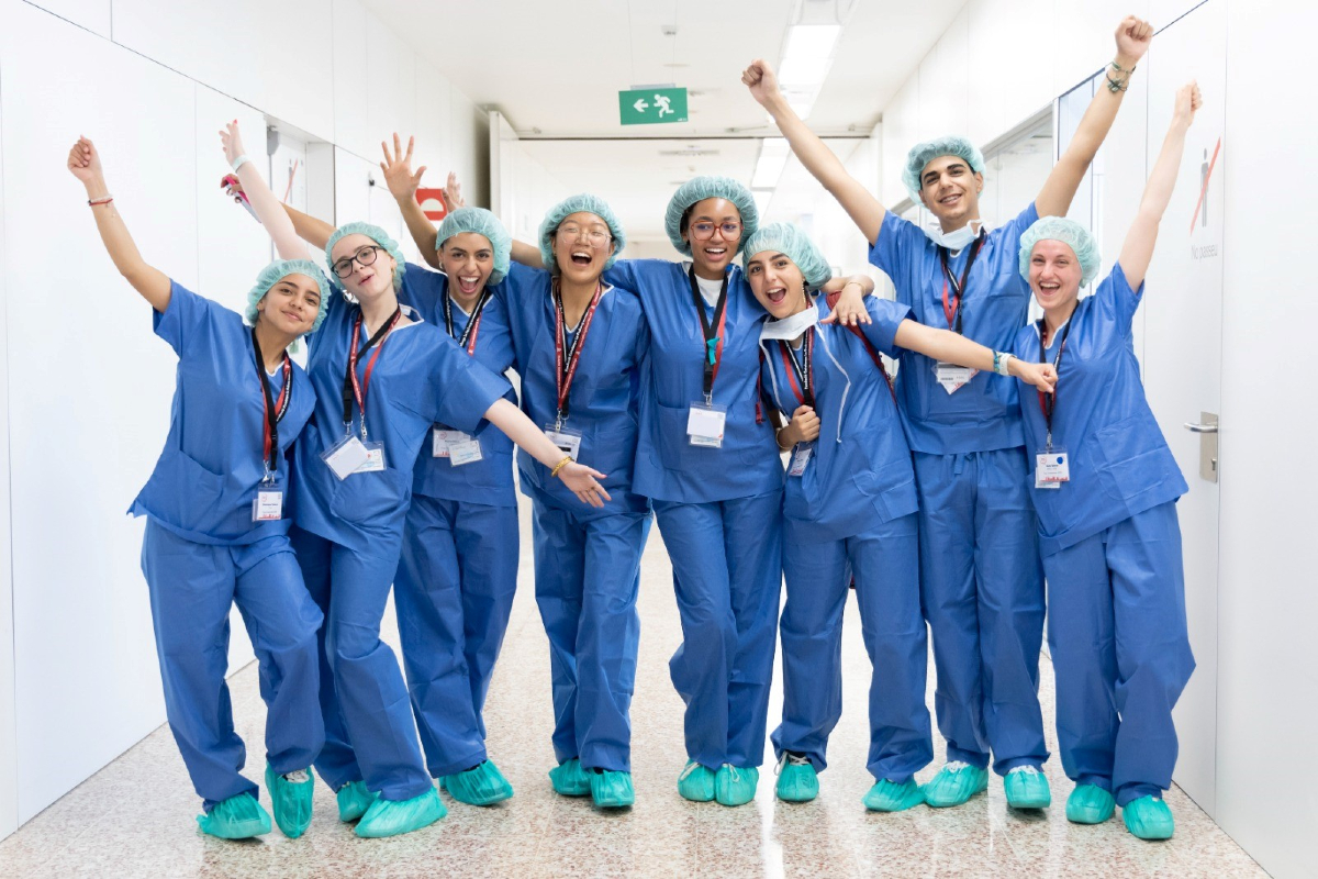 hbellvitge's tweet photo. 🌐Estudiants d’arreu del món s’immergeixen en els trasplantaments en una estada al nostre hospital passant pel servei de Nefrologia (Dr. Sergi Codina), Urologia (Dra. Maria Fiol) i Coordinació de Trasplantament (Dra. Laura Anguela i Dra. Stephani Luna)
ℹ️ https://t.co/yCMH61T92D https://t.co/esAojOwiX5