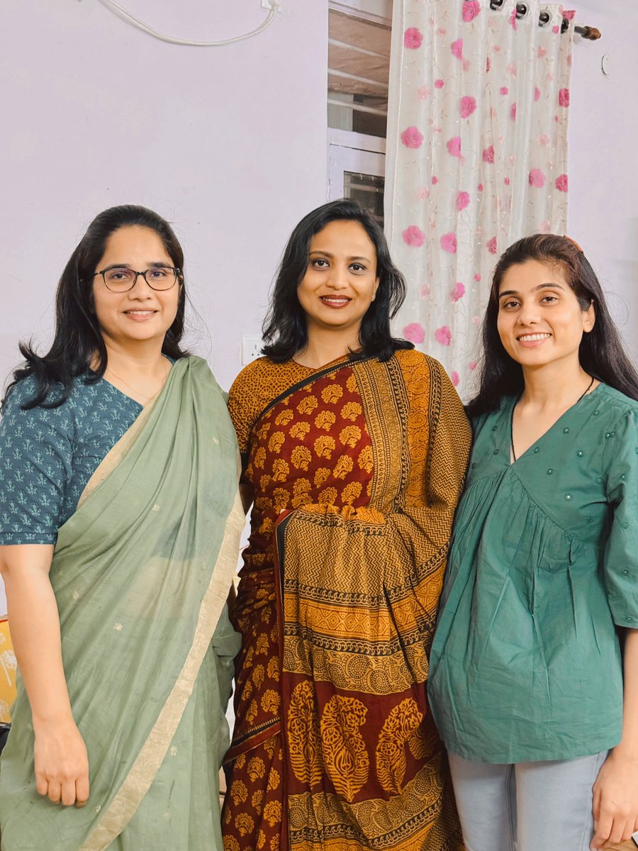 malvikaIRS's tweet photo. Three small town girls,chase their dreams and end up proudly serving the nation in 3 different services.
Swati M Naik,IAS,
Malvika Garg,IRS,
Deepti Jharwal,IFS. 
#sophia_ajmer #womeninbureaucracy. https://t.co/6ghhnzBL4H