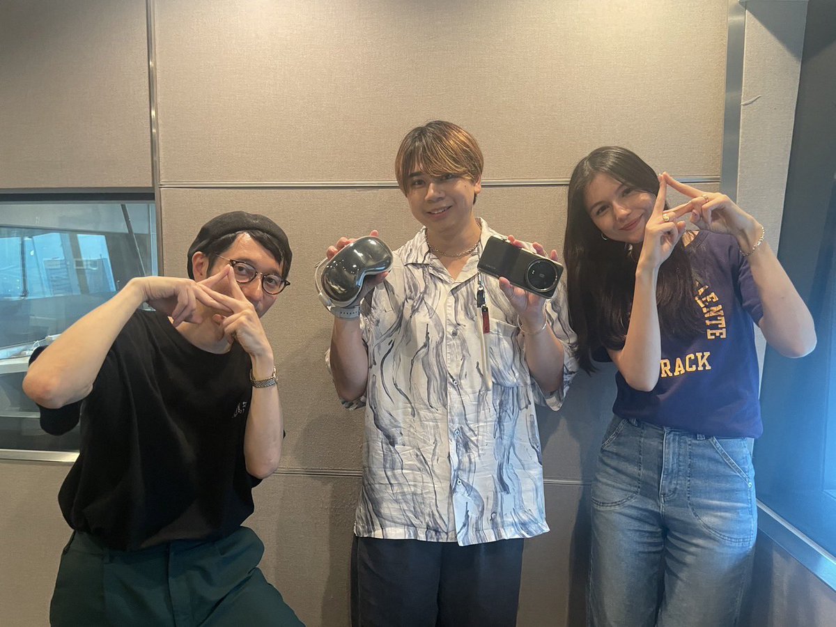 GRANDMARQUEE813's tweet photo. 🤜FIST BUMP🤛
本日はアートディレクター・マジシャンの #鎌田亮平 さんをお迎えしました!
@reitenichi
ご自身が運営するメディア「#Paraph」をメインにお話伺いました〜
@Paraph14
上半期でお気に入りのガジェット話もこちらから💁♂️
🔗 https://t.co/tNwOhRF1t5
#マーキー813 #jwave https://t.co/0VUKz7uJXh