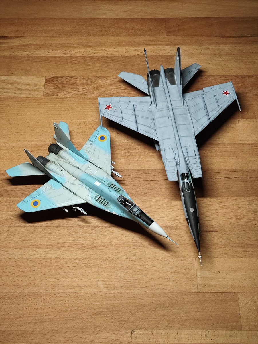 PizzaOnDaRoof's tweet photo. A size comparison between mig 29 and mig 25!!! #JFFJET #JFFScalemodels https://t.co/6Fws0xZKJC
