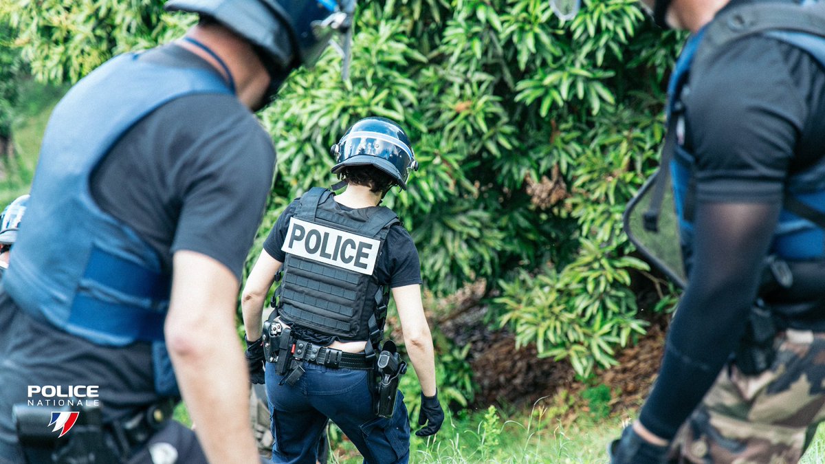 PoliceNat976's tweet photo. #Condamnations | 🛑 À la suite du démantèlement d'une filière comorienne d'immigration clandestine générant 72 000 € de bénéfices mensuels, les quatre membres du réseau interpellés, dont la tête, ont été condamnés à des peines allant de 2 à 4 ans de prison.
📸 Illustration. https://t.co/mtuQcPksaq