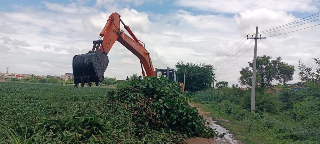 aeuppalghmc's tweet photo. @sargam_ravi @GHMCOnline @gadwalvijayainc @BrsBandari @CommissionrGHMC Sir water hyacinth removal work started https://t.co/gQKLkRxIer