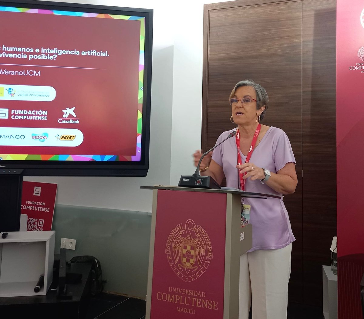 SE_RelacCortes's tweet photo. 📣 Comienza el curso “Derechos Humanos e Inteligencia Artificial ¿una convivencia posible?" de @CursosVeranoUCM

Ha presentado @PuriCausapi, Directora de Gabinete de @SimancasRafael

👉 Se aborda cómo el desarrollo de la IA supone un desafío para la garantía de Derechos Humanos. https://t.co/3oE8I34qRq