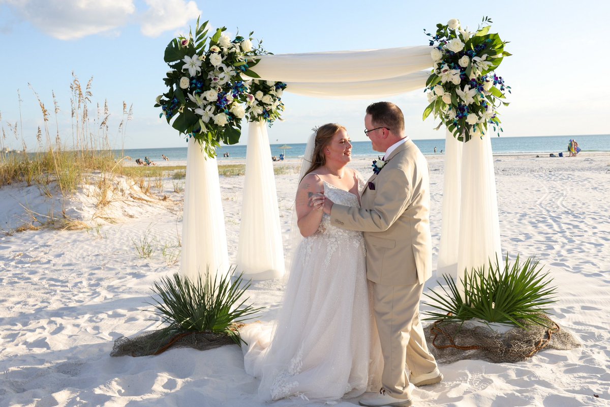 jfeeney24's tweet photo. @lakestreetdive I wanted to thank you so much for singing your still the one last night in St.Louis this was mine and my husbands first dance song at our wedding almost 9 months ago we love you guys! 🥰 https://t.co/pu25uN4MFX