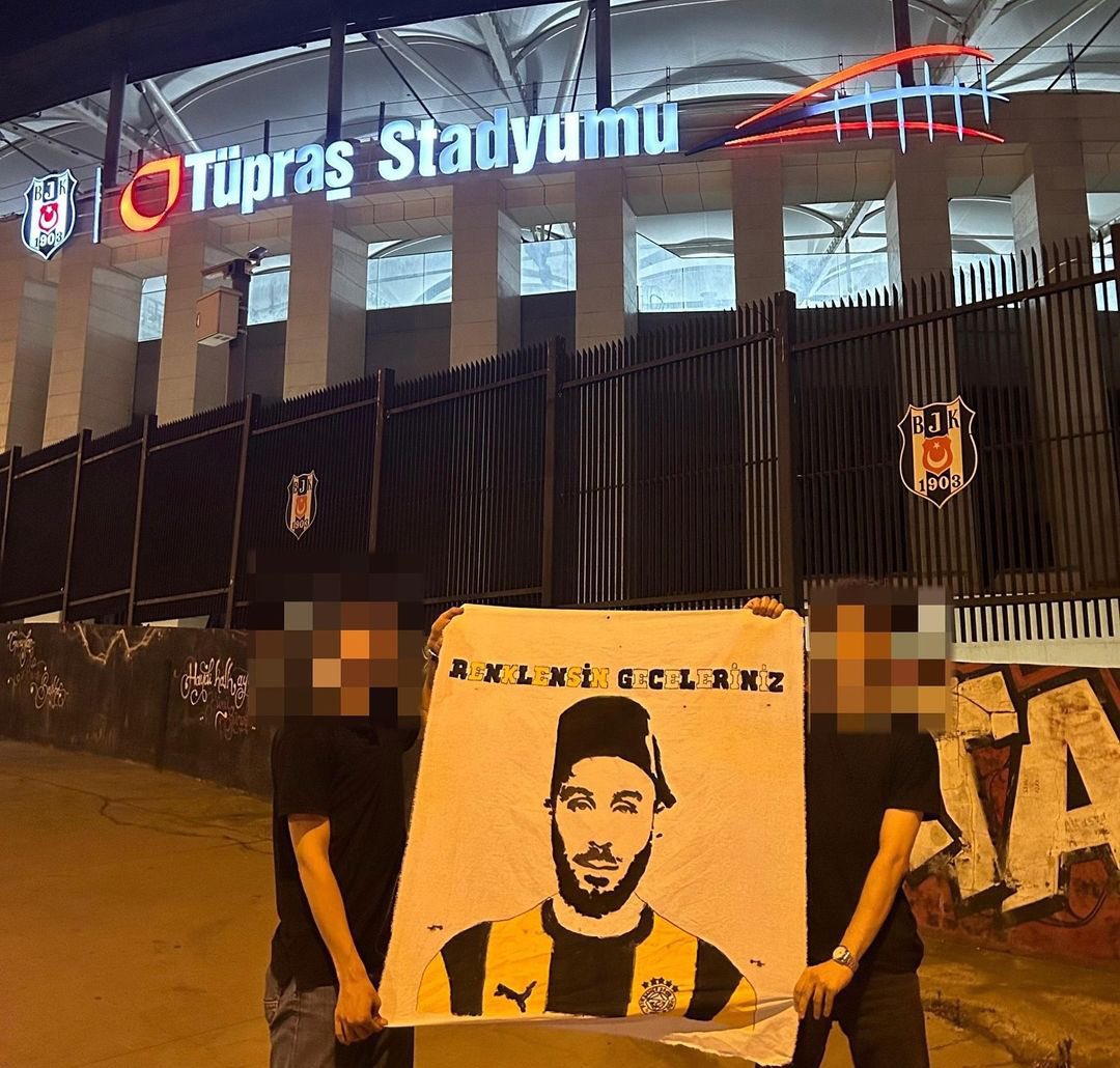 UltrasTurkish's tweet photo. Fenerbahçe taraftarı, Tüpraş stadyumu önünde Cenk Tosun için pankart açtı. 

"Renklensin Geceleriniz" https://t.co/JTzBQ13F5J