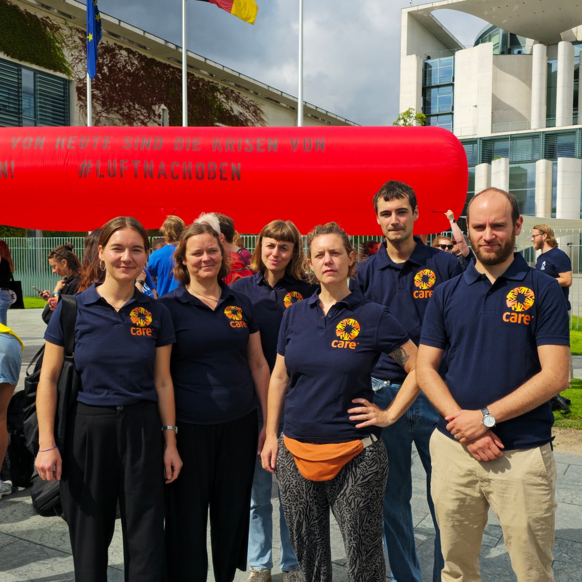 care_de's tweet photo. #KeineZeitFürKürzungen in der #Entwicklungspolitik! CARE steht heute vor dem #Kanzleramt mit anderen #nros, um klarzumachen: Die Kürzungen von heute sind die #Krisen von morgen. Wir brauchen Investitionen in die #Entwicklungszusammenarbeit und humanitäre Hilfe. #Luftnachoben https://t.co/kSSq4EplxJ