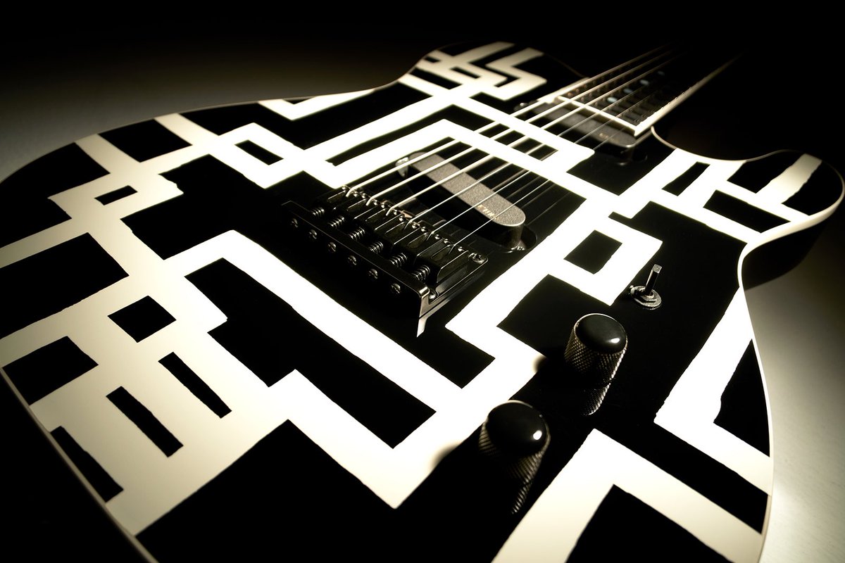 僕のギタリストとしての歴史に欠かせない布袋モデルは、コンコルドヘッドにEMGのピックアップと手描きの幾何学模様ペイントという、それまでのテレキャスターのイメージを一新する斬新な発想のもと、1985年にフェルナンデスの協力のもと誕生しました。