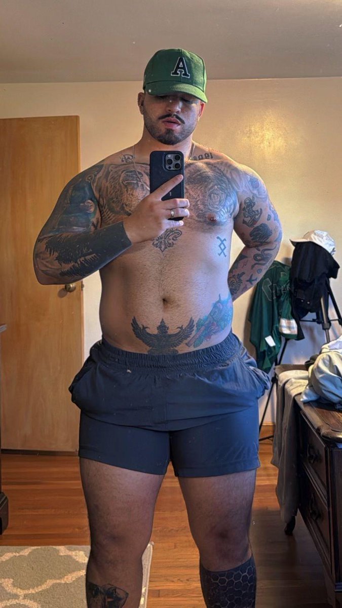 Lipo37829952's tweet photo. Thiago.morae Instagram. 
🙂😋🔥 #handsomemen #beardedmen #hairymen #inkmen #yummymen https://t.co/hCvxrhHt12