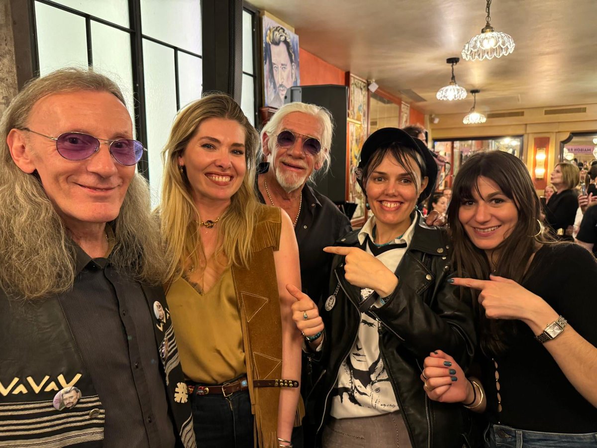 WEMarceau's tweet image. Quelques photos de notre soirée privée hommage à Johnny du 8 juin chez La Mère Catherine à Montmartre avec Marie Max Billon, Pierre Billon, Saka , Sam Bernett, Anne-So Guerrier, Francois Deblaye. Merci Pierre Billon, Marie Billon,   Alain Turban , Pierre Benvenuti, Nico Wask .