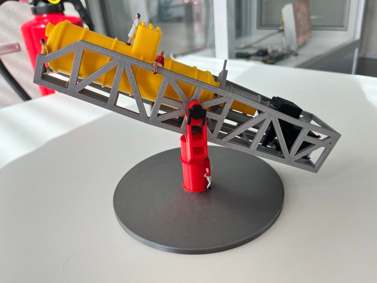iaxo_official's tweet photo. Last June we participated in two open days at @desy and @UniBonn to present #IAXO and #BabyIAXO to the public. We like to show our 3D printed model to explain the different parts of our experiment that aims to detect solar #axions and new physics
#scienceoutreach #particlephysics https://t.co/LXydrfskIM