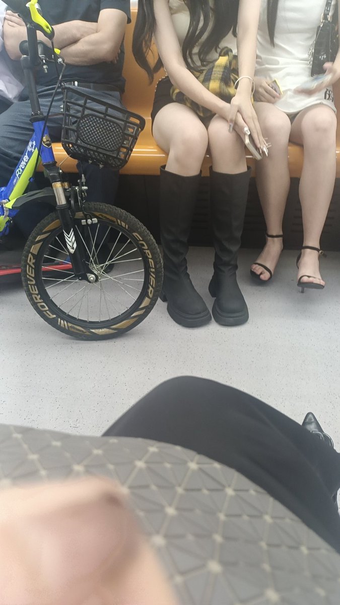 今天地铁回家哦，对面小妹妹好漂亮呀，年轻就是好，怎么穿都可以，嘻嘻 https://t.co/RrSSjaQjOd