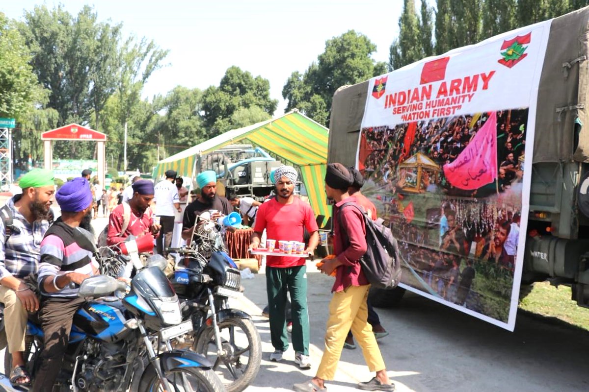HukusBukus_786's tweet photo. “𝐎𝐧 𝐭𝐡𝐞 𝐨𝐜𝐜𝐚𝐬𝐢𝐨𝐧 𝐨𝐟 𝐌𝐮𝐡𝐚𝐫𝐫𝐚𝐦" #IndianArmy Soldiers offered Chabeel to the locals of #Srinagar to foster the Indian Army and #Awaam Bond.
#Muharram #Muharram2024 #NayaKashmir
#NationAlwaysFirst #Kashmir #Doda #WeCare #WorldEmojiDay https://t.co/MtVECEsIaL