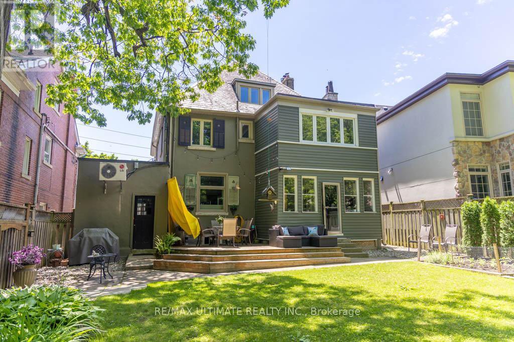 MyRealtorDoctor's tweet photo. Just Listed! $2.5M! Nestled on 1-of the most prestigious st, in Cedarvale. 2,600+ sqft gem combines history's elegance w/modern living. Bright, spacious 6-beds, 4-baths, detached. 50x140-ft treed lot &amp; BACKING onto the tranquil Cedarvale RAVINE. 2C it: Msg Asim Khan@416-419-8716 https://t.co/g1ZOwvqYht