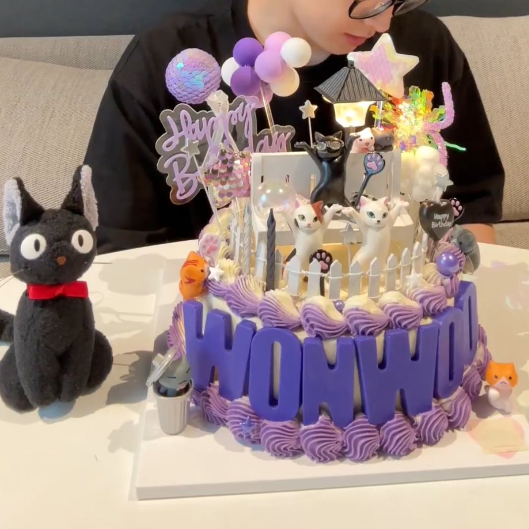 sounds_of_cheol's tweet photo. wonwoo's cake 🐈‍⬛💜 https://t.co/zBlaueZHa8