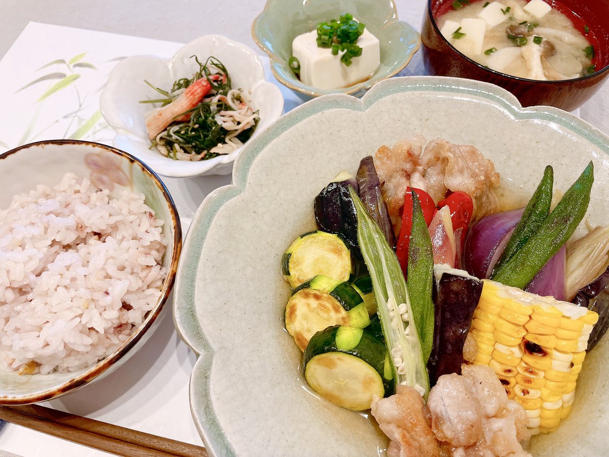 Aya_O7ll's tweet photo. 夕飯 ❯❯ 夏野菜と豚肉の焼き浸し
7種類のお野菜で夏バテ防止!🌻
毎日ジメジメ暑くてクーラーガンッガンの部屋でずーっとごろっごろしてたい( ; ; )
#AyaMem #おうちごはん https://t.co/gxWookmpTj