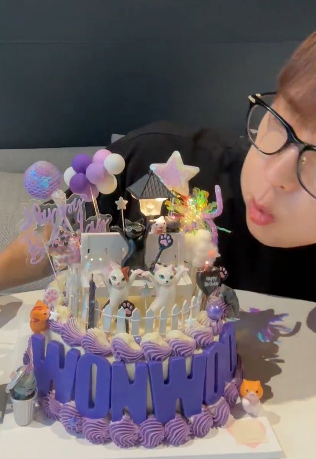 wonubliss's tweet photo. wonwoo’s cheeks 🤏😭 https://t.co/fWZeowBZWG
