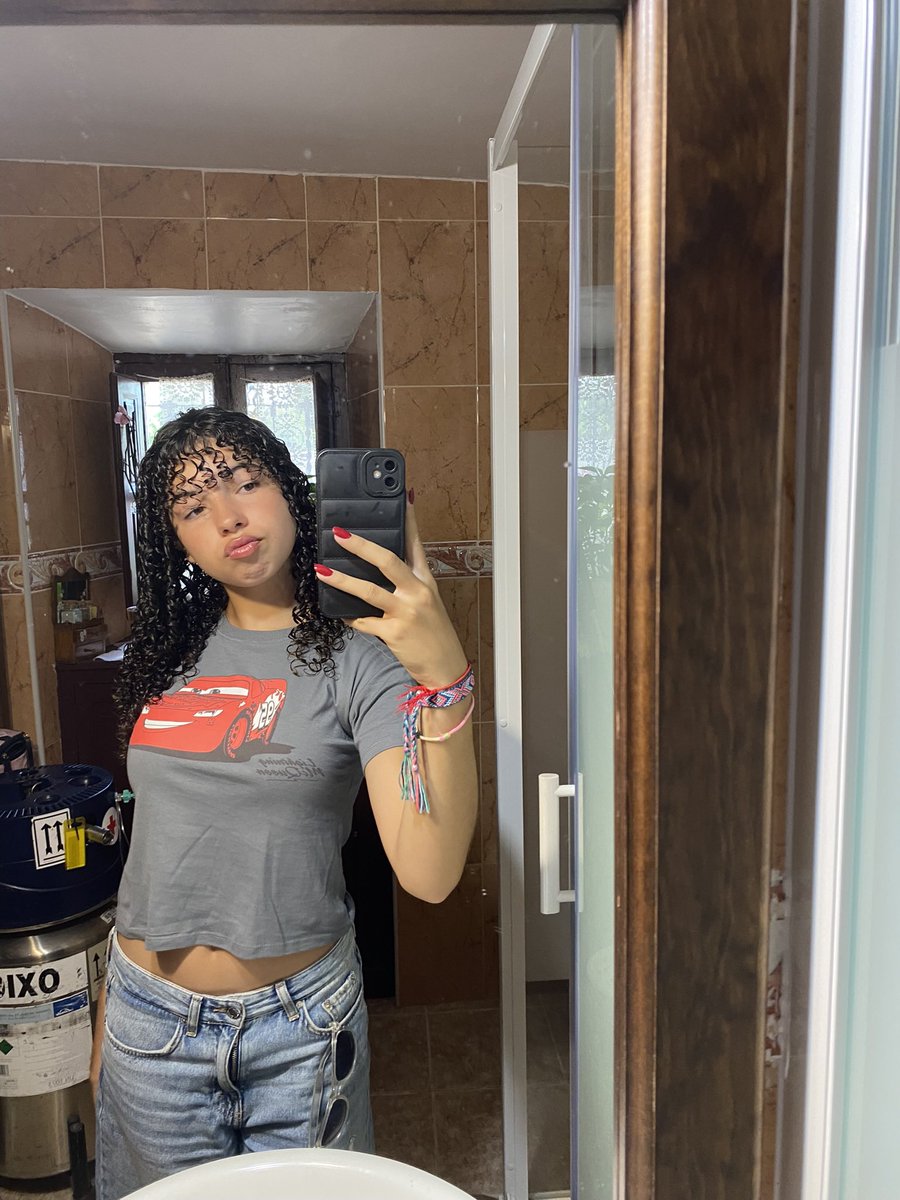 manuuperss's tweet photo. Estoy obsesionada con esta camiseta,
La mejor camiseta del mundo 
Mi amiga me la regalo por mi cumple, la amo muchísimo, la llevo 24/7 JAJAJ❤️‍🩹 https://t.co/vlag7nEYmz