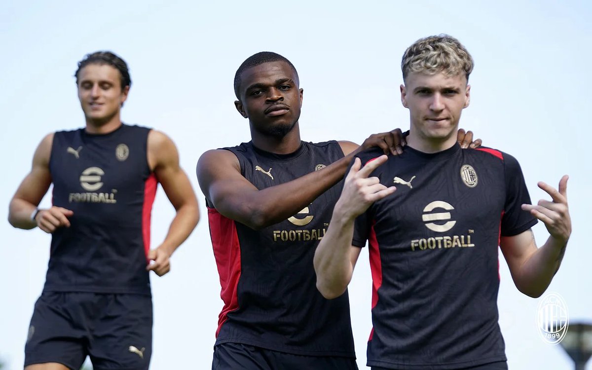 SempreMilanCom's tweet photo. ☀️ Good vibes and hard work 🤟 https://t.co/etH4Bu3jKQ