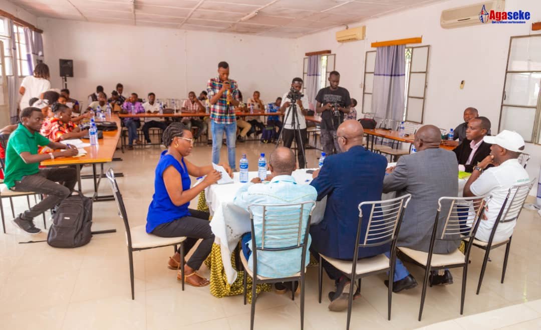 AgasekeTv's tweet photo. Cette conférence synergique a été organisée dans le cadre de la journée mondiale de #Chimpanzés ,qui se célèbre le 14 juillet de chaque année. Au #Burundi ,cette journée sera célébrée le 18/7 à @KayanzaProv,@BMineagrie ,#OBPE ,@BurundiGov ,@NtareHouse https://t.co/cXmeUYNJJ5