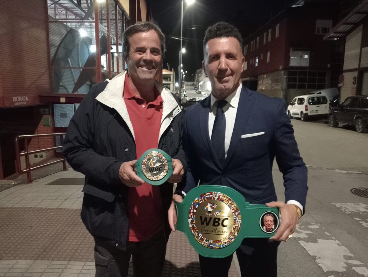 BoxingStudio's tweet image. Bonito y merecido reconocimiento del WBC al Maestro @MBerdonce por su brillante trayectoria como seleccionador nacional. En dicho acto el maestro también quiso homenajear a un “ grande” @PacoGrandeTVE en agradecimiento al buen trato que el periodista siempre ha dado al boxeo.