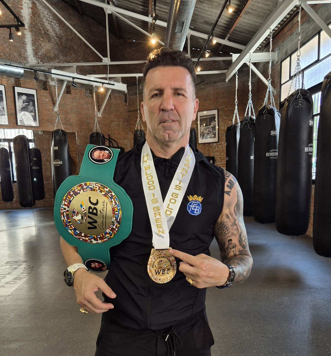 BoxingStudio's tweet image. Bonito y merecido reconocimiento del WBC al Maestro @MBerdonce por su brillante trayectoria como seleccionador nacional. En dicho acto el maestro también quiso homenajear a un “ grande” @PacoGrandeTVE en agradecimiento al buen trato que el periodista siempre ha dado al boxeo.