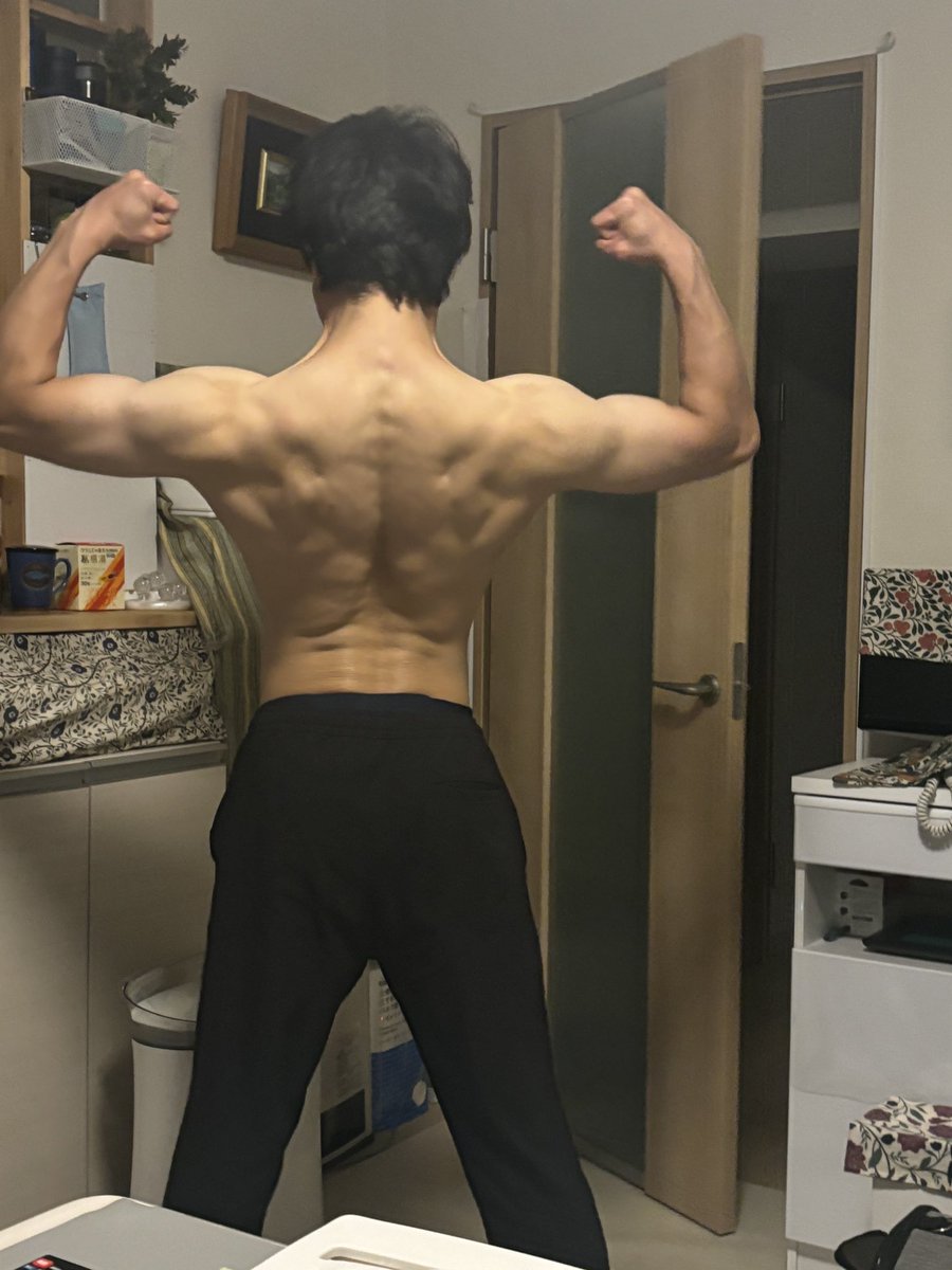 B7m0En's tweet photo. 2ヶ月半前よりはデカくなったと思う。
体重落とせてないけど、太ったわけじゃないはず… https://t.co/OWXiGWRDwl