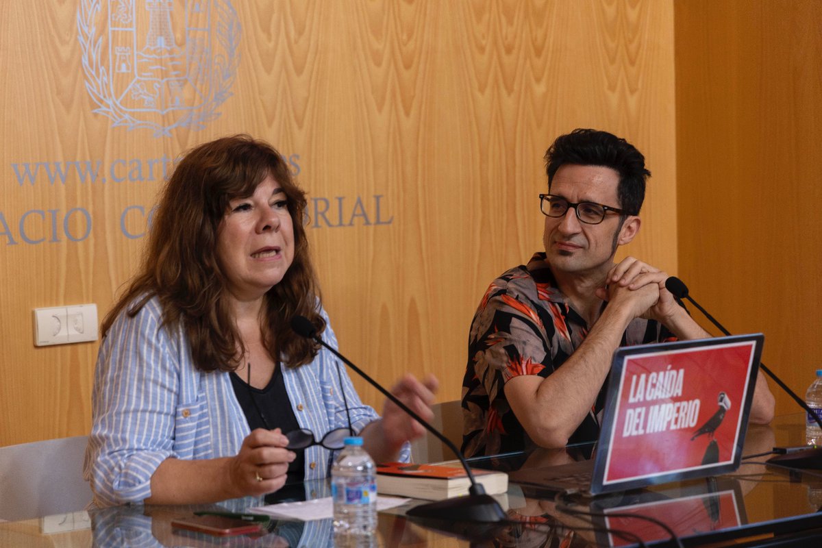mardemusicasct's tweet photo. 📹 Este martes hemos presentado en #LaMardeLetras 'La caída del imperio', de @carnecrudaradio. Una obra que relata la lucha de sus personajes por mantener sus sueños. No ha faltado la presencia de @laralopezrne.

Una actividad patrocinada por @belta_frajumar https://t.co/hVvbLexVEt