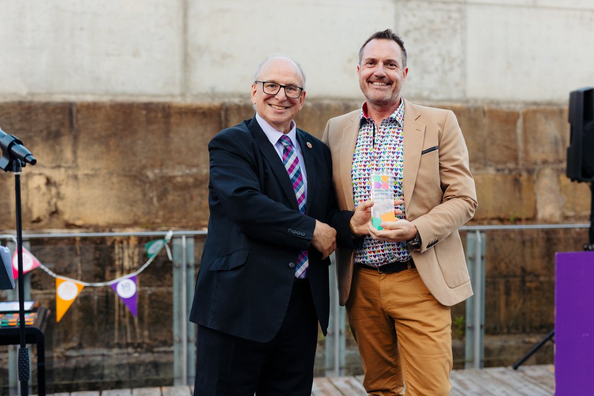 FutureHumber's tweet photo. Long-standing Bondholders awards have been presented to businesses and people who have been a part of Bondholders for over 20 years, including @Hull_Trains @Wykeland @eonmedia and @ThisIsReckitt 🏆 

#30YearsofBondholders 3️⃣ 0️⃣ https://t.co/jtXV4lvekE