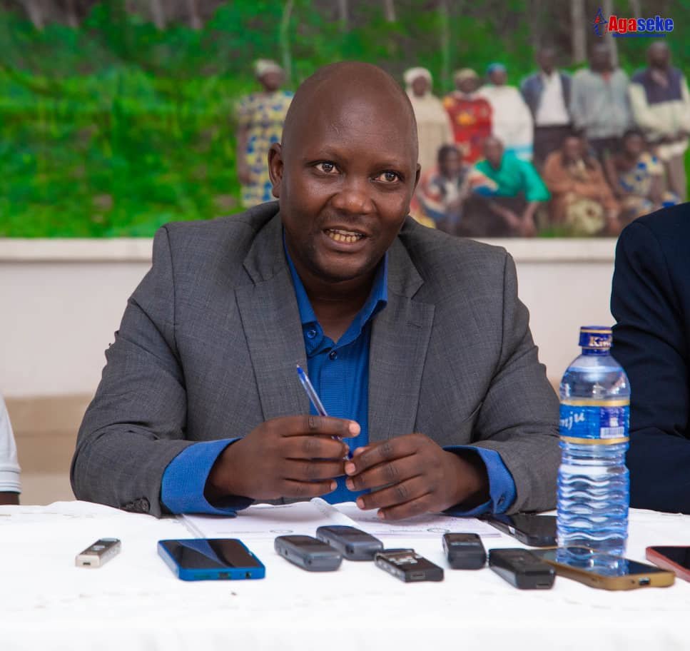 AgasekeTv's tweet photo. #Burundi Le Directeur des forêts à l'#OBPE ,Samuel Nibitanga a fait savoir que le #Chimpanzé vit à plus de 90% comme humain.
C'est un animal qui attire les touristes et contribue dans la protection de l'environnement ,coe les arbres fruitiers appelés "#Amufe",@BMineagrie https://t.co/pgJKaImuhO