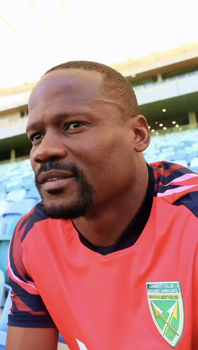 FootyNamibia's tweet photo. 𝐎𝐅𝐅𝐈𝐂𝐈𝐀𝐋𝐋𝐘 𝐔𝐍𝐕𝐄𝐈𝐋𝐄𝐃 🚨
🇿🇦Golden Arrows FC have officially unveiled 29-year old Namibian goalkeeper Edward Maova as their new signing.
#maova #goldenarrows https://t.co/GWBiINs9bS