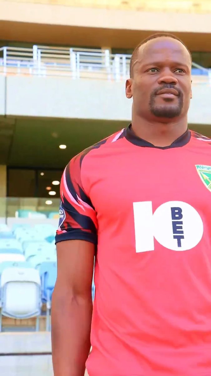 FootyNamibia's tweet photo. 𝐎𝐅𝐅𝐈𝐂𝐈𝐀𝐋𝐋𝐘 𝐔𝐍𝐕𝐄𝐈𝐋𝐄𝐃 🚨
🇿🇦Golden Arrows FC have officially unveiled 29-year old Namibian goalkeeper Edward Maova as their new signing.
#maova #goldenarrows https://t.co/GWBiINs9bS