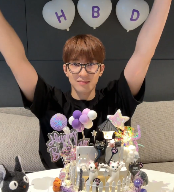 moeum_zip's tweet photo. 케이크에 있는 고양이 따라하는 원우 ㅋㅋ https://t.co/YyfEOjttDP